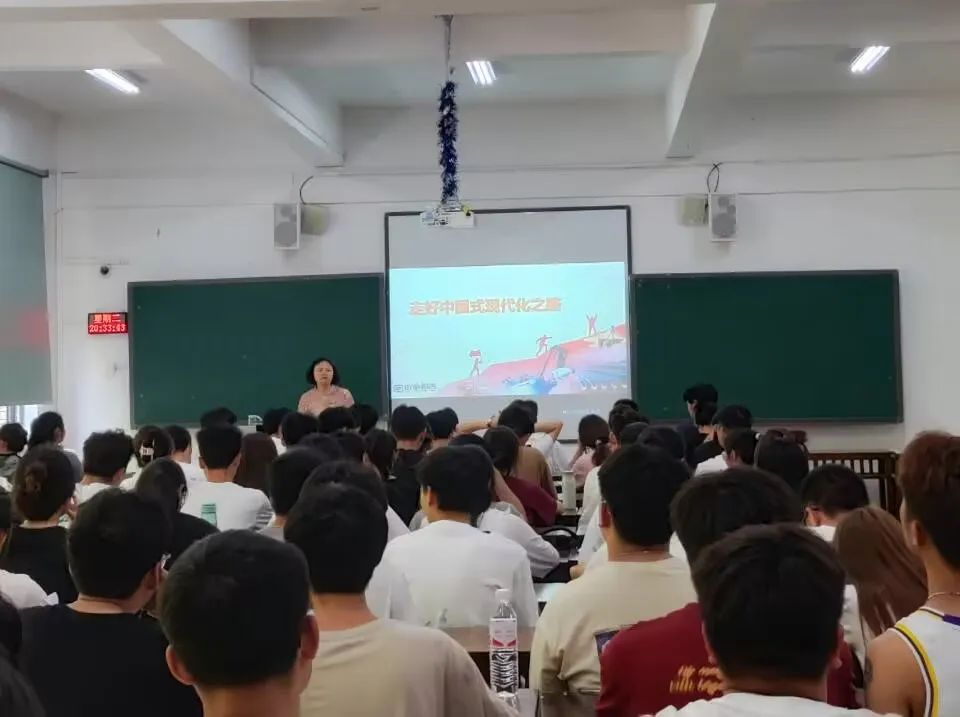 院党委书记杨建红为2022级学子上《形势与政策》课-地理与环境科学学院